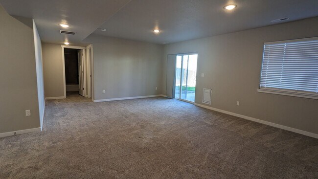 Building Photo - BEAUTIFUL TWO STORY 4 BDRM 4 BATH HOME WIT...