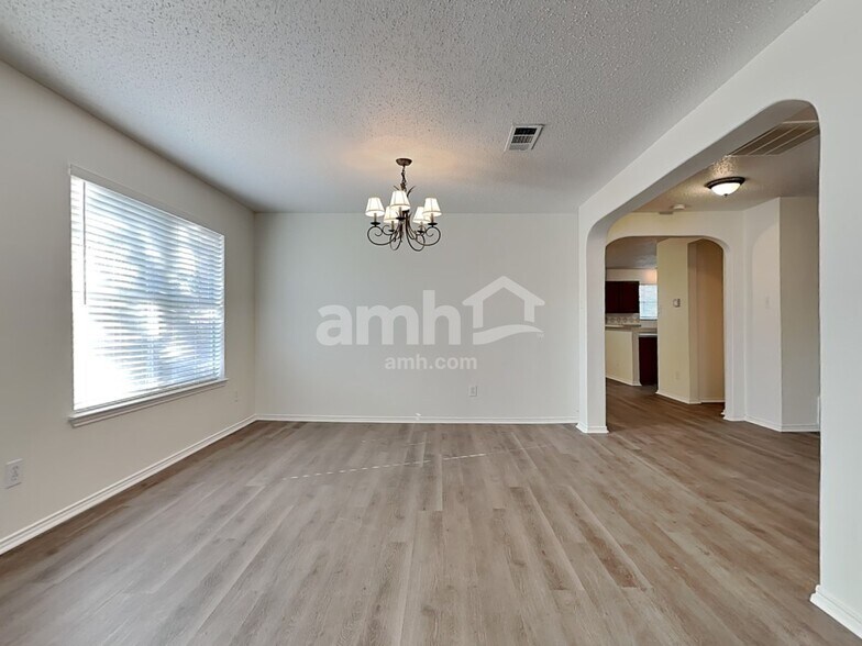 Building Photo - 163 Southlake Dr