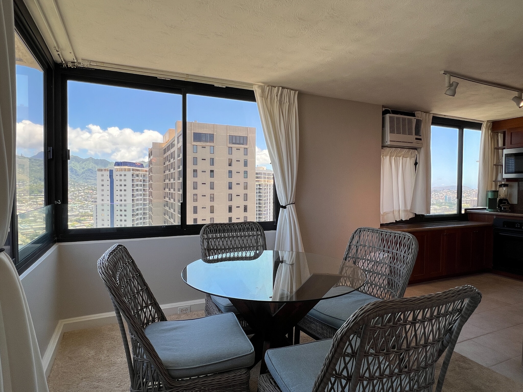 Building Photo - 343 Hobron Ln