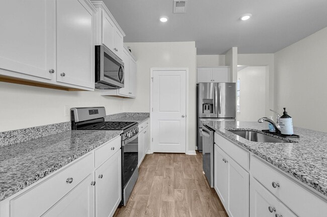 Building Photo - 3 Bedroom 2.5 Bath Located in Pine Hills in Summerville