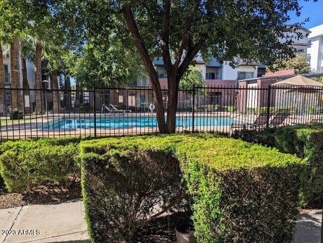 Building Photo - 525 W Lakeside Dr