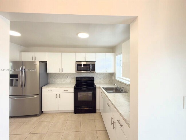 Building Photo - 609 S State Rd 7