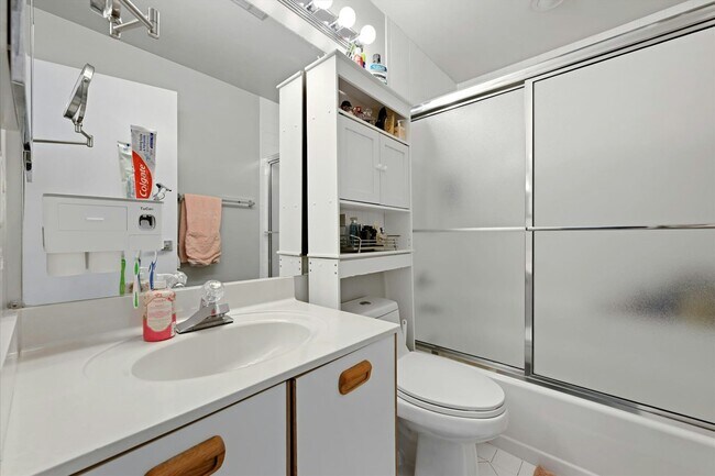 Building Photo - 10 Fourwood Ct