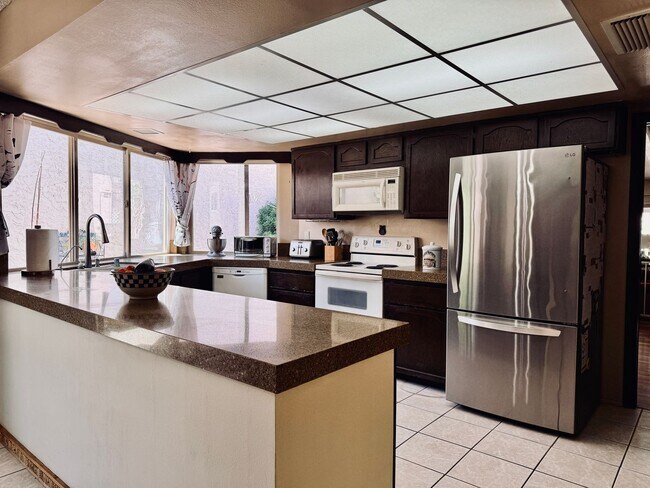 Building Photo - Available August 1st! Beautiful fully furnished single-story home located in the prestigious Span...