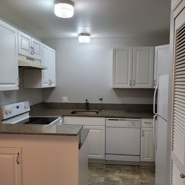 Building Photo - 1 Bedroom Townhome in Desirable Sixty-01 D...