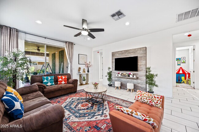 Building Photo - 10829 W Hadley St