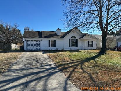 Building Photo - Spacious 3 Bedroom Home-122 Horse Shoe Bend