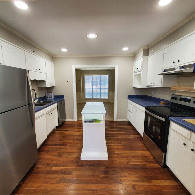 Building Photo - Charming Southern Comfort: A Home to Make Memories in Valdosta, Georgia