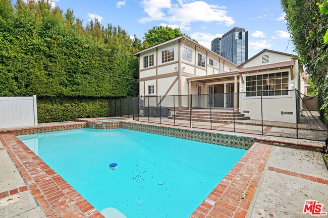 Building Photo - 10309 La Grange Ave