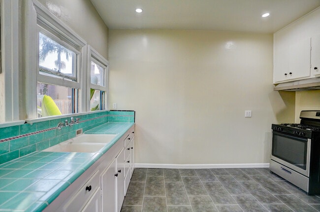 Building Photo - 479 Gaviota Ave