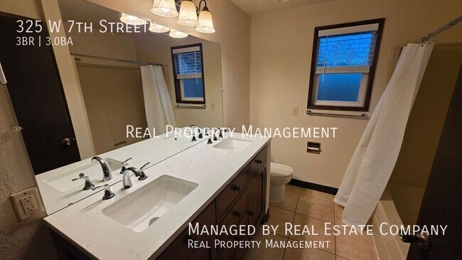 Building Photo - 325 W 7th St