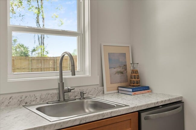 Building Photo - 4 Bedroom Coastal Cottage