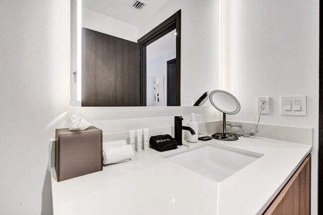 Building Photo - 398 NE 5th St