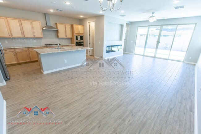 Building Photo - 15243 W Latham St