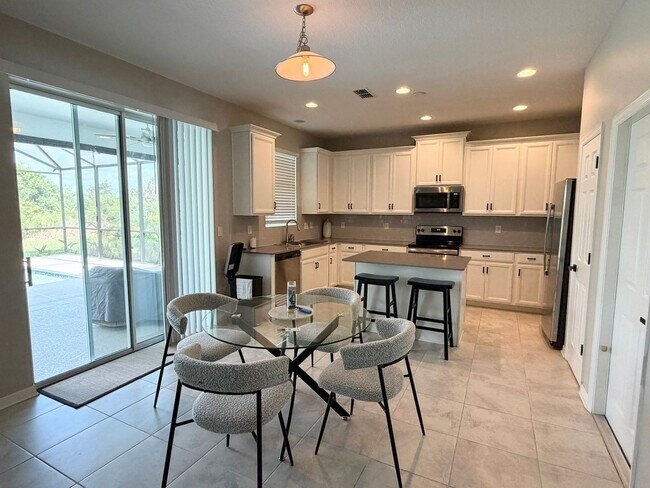 Building Photo - 1659 Chatsworth Cir