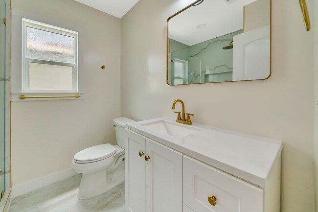 Building Photo - 10951 Whitegate Ave
