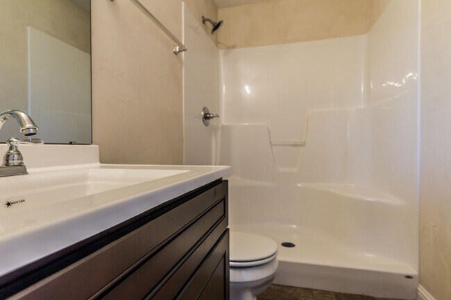 Building Photo - 2 bed 2 bth duplex- available now