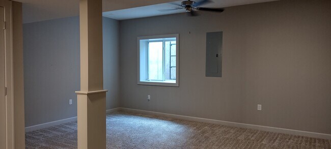 Building Photo - 15881 Valley View Dr