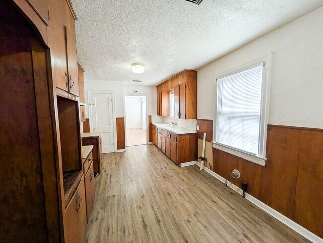 Building Photo - 1810 Roberts Ave