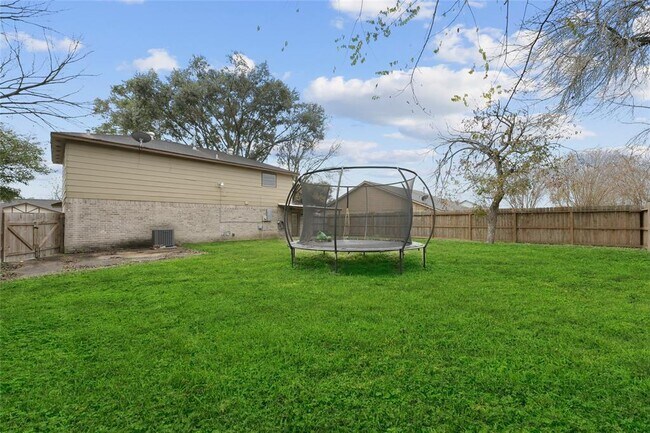 Building Photo - 10903 Maple Rock Dr