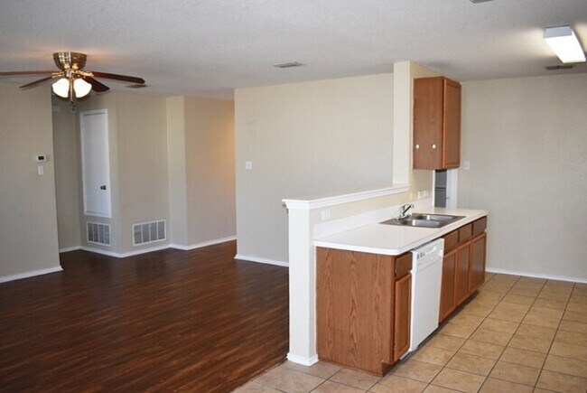 Building Photo - "Great 3-2-2 Home with Open Floor Plan and Spacious Backyard!"