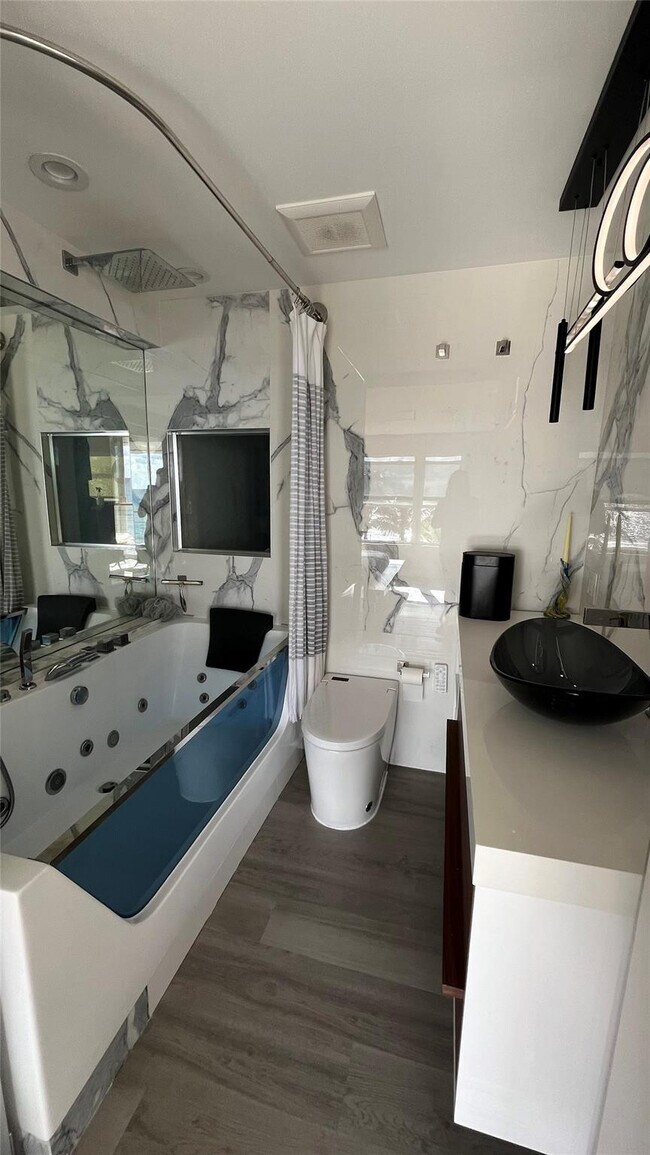 Building Photo - 1041 Hillsboro Mile