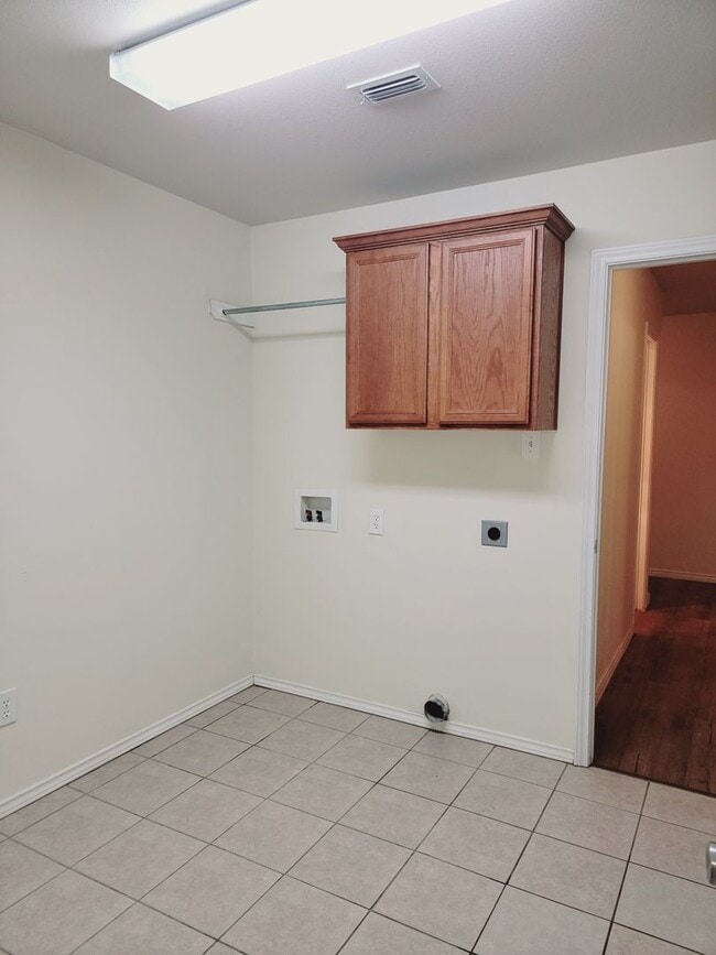 Building Photo - Spacious 3/2/2 in Frenship