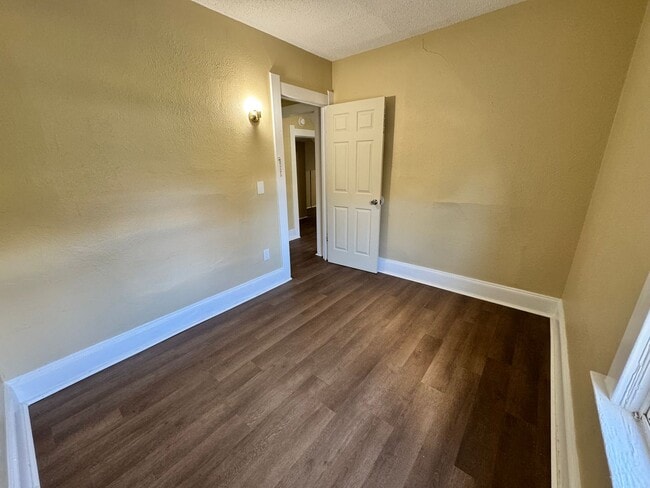 Building Photo - 4 Bedroom House