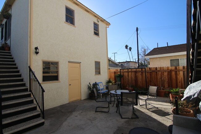 shared laundry and rest area - 1723 E Erie St