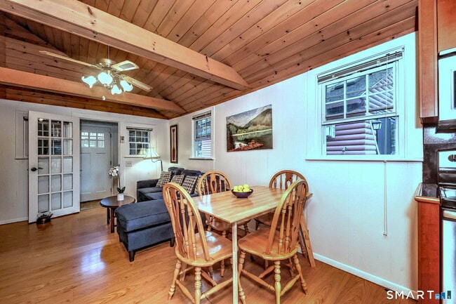 Building Photo - 10 Old Pinewood Trail