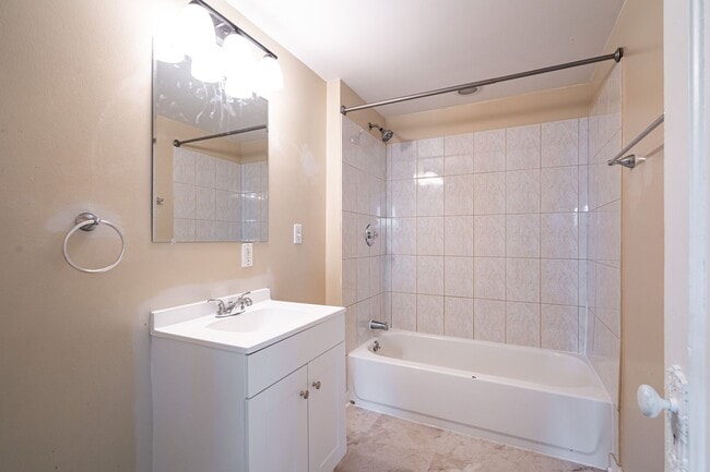 Building Photo - Beautiful 3 Bedroom + Den 2 Full Bath Uppe...