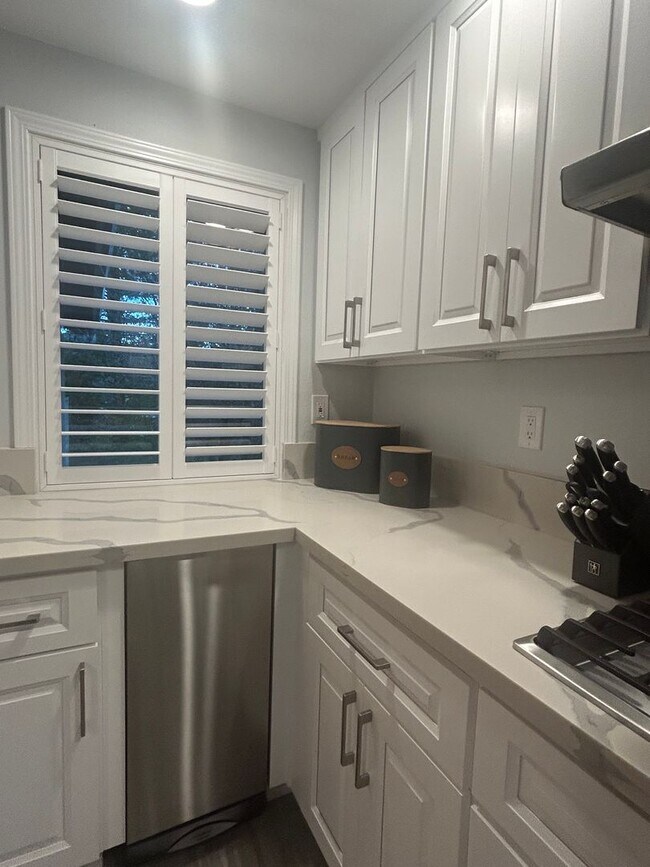 Building Photo - 2 Bed 2.5 bath townhome located on the golf course!