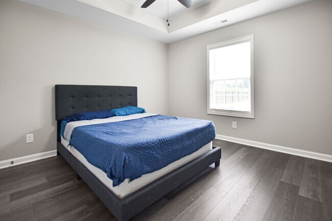 Building Photo - Pet Friendly Four Bedroom with Bonus!