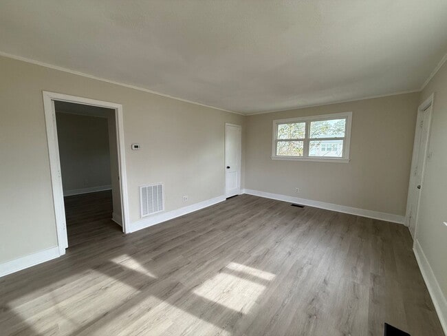 Building Photo - Newly remodeled 1 bedroom, 1 bath duplex.
