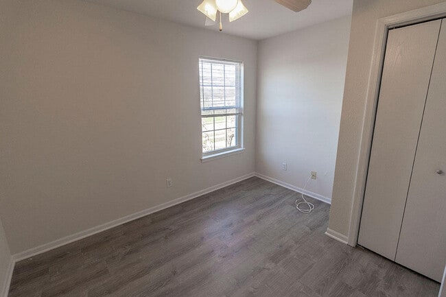 Building Photo - 5000 Derby Ridge Dr