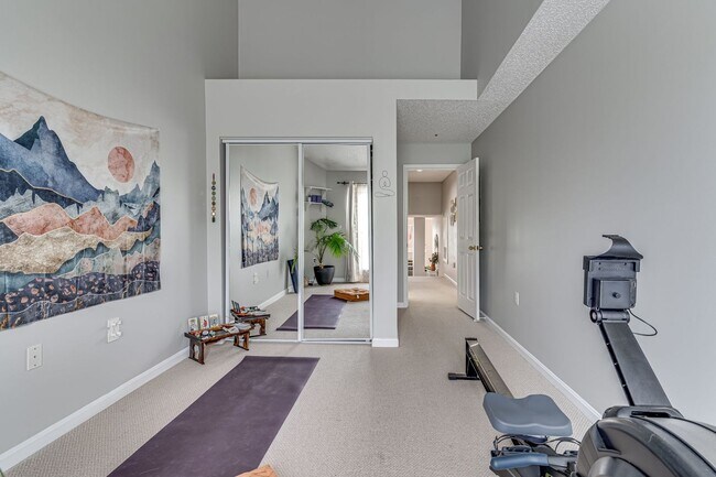 Building Photo - Top Floor Condo with Loft!