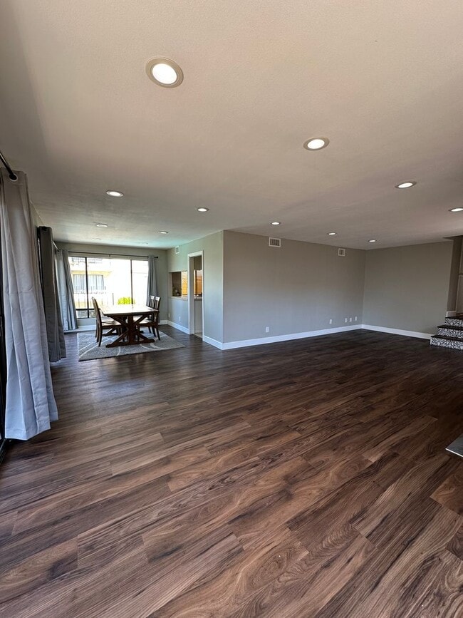 Building Photo - Huge 2 Bedroom 2 Bath Available For Immedi...
