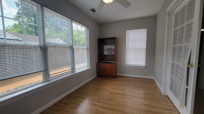 Building Photo - Fantastic three-bedroom three, three-bathr...