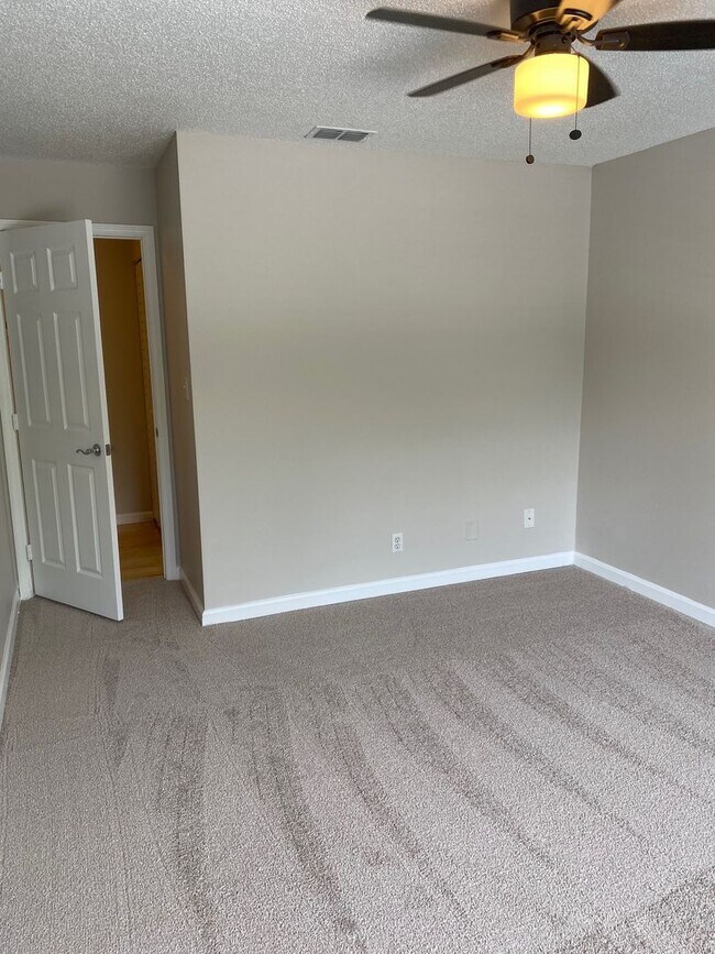 Building Photo - 2/1.5 Townhome Wth Fireplace! Across From Torasco Park! Perfect For Family!