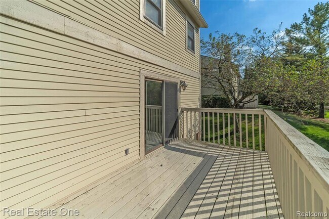 Building Photo - 5652 Drake Hollow Dr E