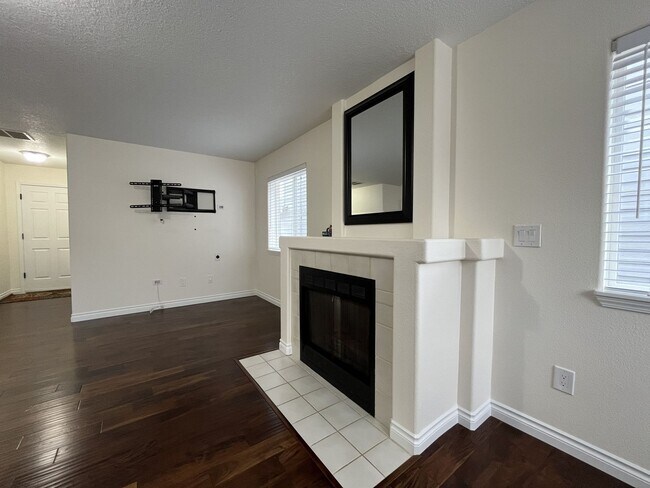 Building Photo - Grand 5 Bedroom Home Featuring 19ft Ceilings, Family Room & Main-Level Suite