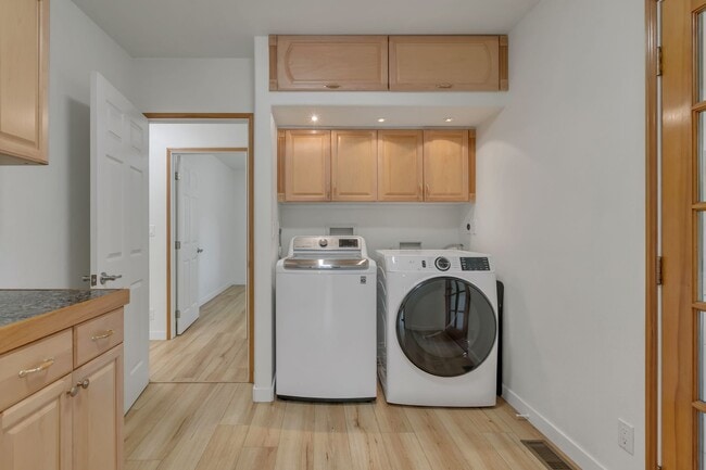 Building Photo - Updated Renton Retreat with Bonus Room, Fe...