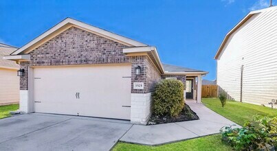 Building Photo - MOVE IN READY