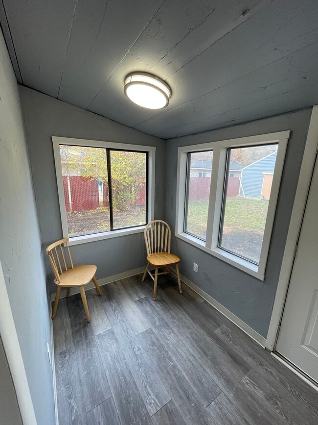 Building Photo - Available Now! Pet-Friendly Updated 2 Bedr...