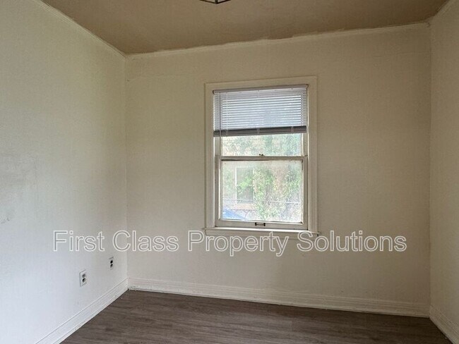 Building Photo - 1904 NE 25th St