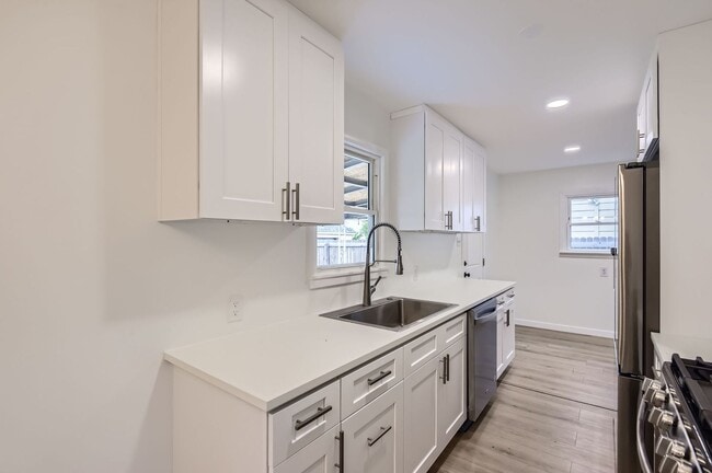 Building Photo - Remodeled 2BD, 1.5BA Chaffee Park Home with 1-Car Garage