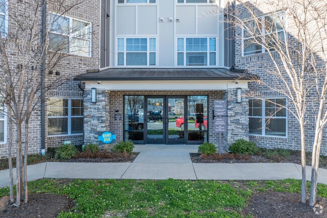 Building Photo - The Pointe at Elmwood