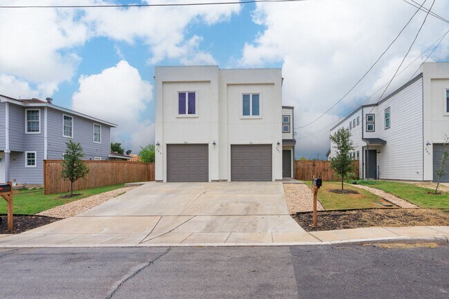 Building Photo - Spacious and Modern Townhome!