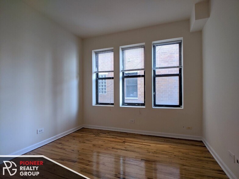 Building Photo - 914 W Dakin St