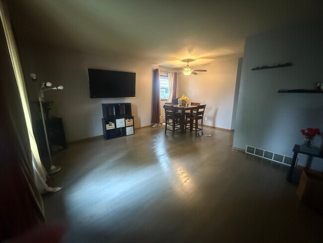 Building Photo - 307 S 76th St